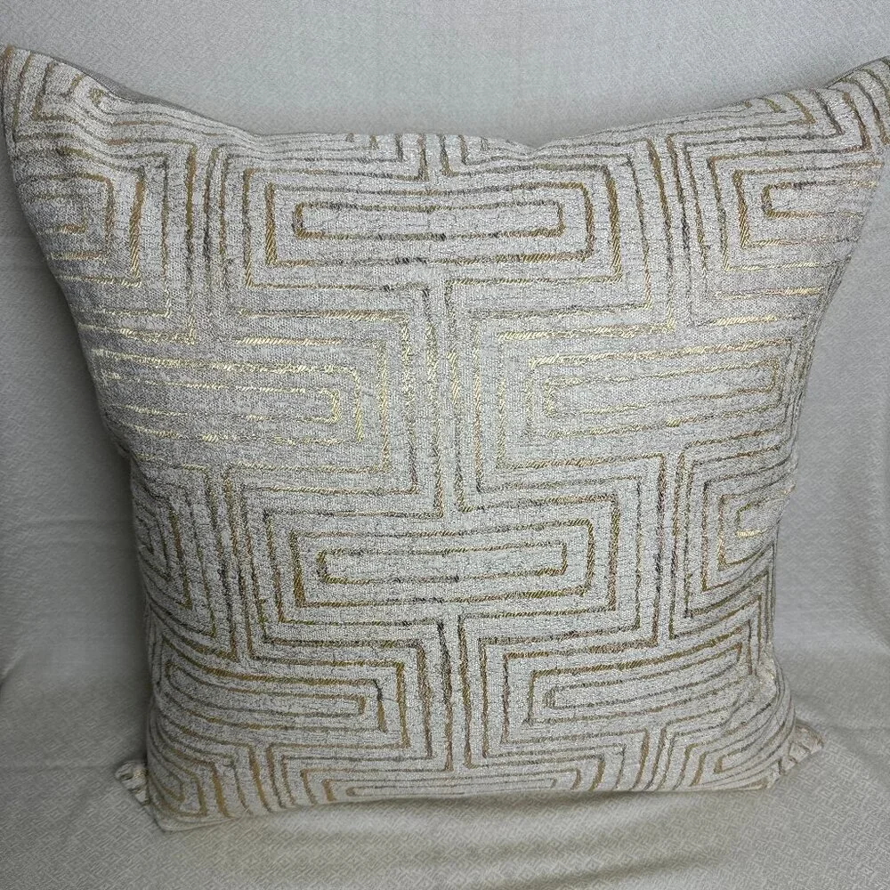 NEW  Daniel Stuart Studio PREMIUM Craftsmansship Pillow Sumatra Champagne